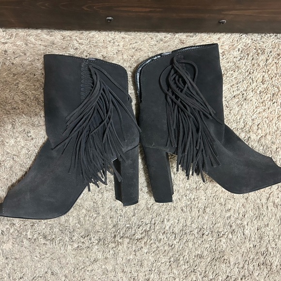 Gianni Bini Gray Suede Peep Toe Heeled Fringe Booties Size 9 - Picture 4 of 11